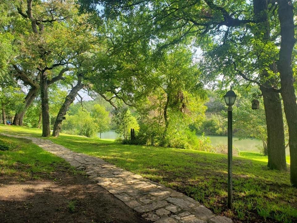 The Studio At Creekside Camp & Cabins Marble Falls Exterior photo